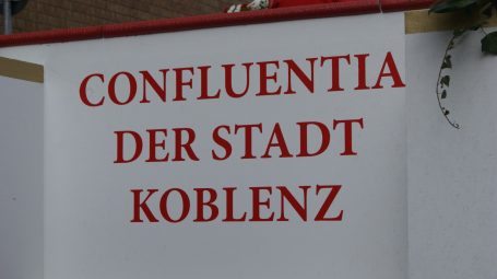 Prinzenwagen Text: "CONFLUENTIA DER STADT KOBLENZ" in roter Schrift auf weißem Hintergrund.